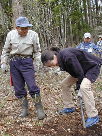 いざ、自分でやってみるとなかなかうまく穴が掘れません。