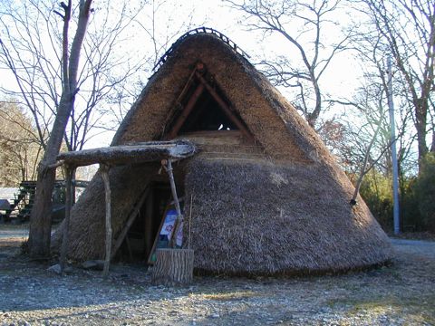 竪穴式住居「イオ」