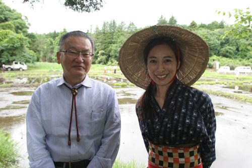 牛久市長の池辺勝幸さんと記念写真。